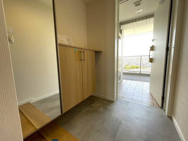 水の流れるロビーは、どこぞのホテル！？そんなゴージャス感もあり、さすがの最上階は抜け感もバッチリな思考が一瞬止まる『サンクタス横浜二俣川』リフォームの玄関|明るい玄関です