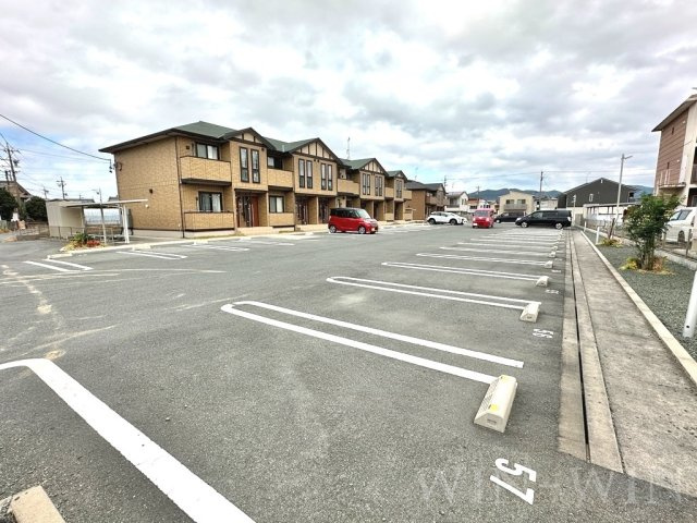 ルワンジュ Eの駐車場