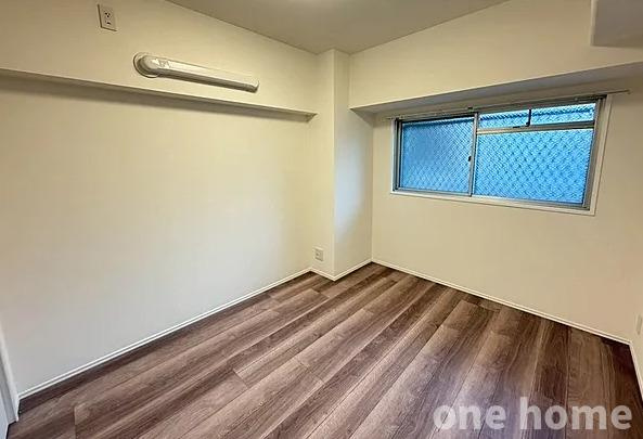 コスモハイツ新大阪弐番館の洋室|◆約5.3帖洋室です！腰高窓につき、ベッドや机を配置しやすいです！