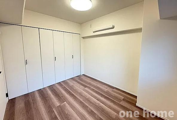 コスモハイツ新大阪弐番館の洋室|◆約5.3帖洋室 別角度です！壁一面が収納となっており、収納家具を最低限に住空間を有効活用できます！