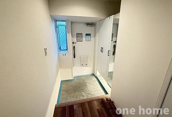 コスモハイツ新大阪弐番館の玄関|◆玄関には大容量シューズボックス完備です！フロートタイプで普段使いの靴を下部に置いていただけます！
◆大きな姿見があり、お出かけ前の身支度チェックもバッチリです！