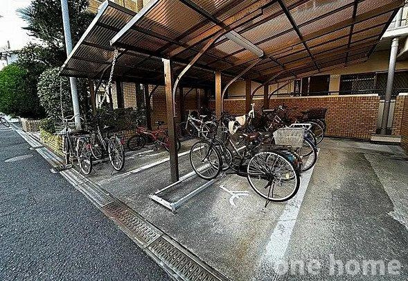 コスモハイツ新大阪弐番館の駐輪場|◆駐輪場は屋根付きで、自転車が雨風にさらされる心配がありません！
◆最新の空き状況など、詳細につきましてはお気軽にお問い合わせください！