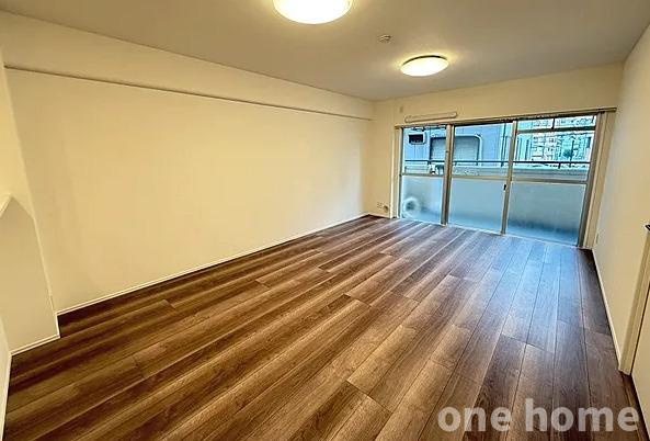 コスモハイツ新大阪弐番館の居間・リビング|◆約16.4帖LDK 別角度です！南側バルコニーから自然光たっぷり差し込みます♪