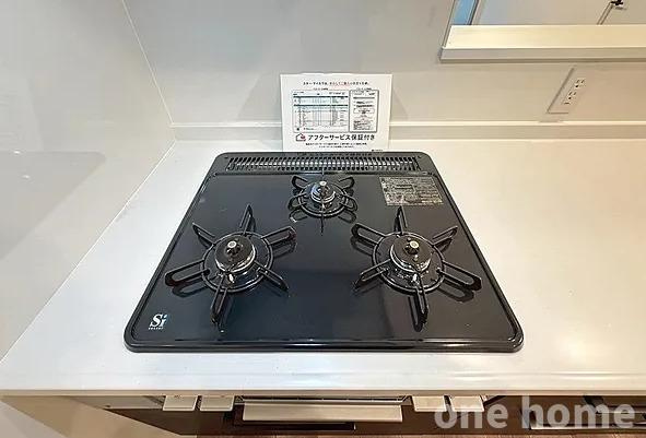 コスモハイツ新大阪弐番館のキッチン|◆グリル付３口ガスコンロ搭載です！
