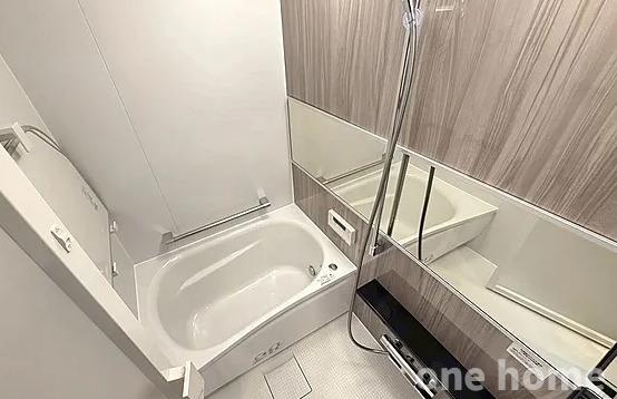 コスモハイツ新大阪弐番館の浴室|◆新調された浴室です！追い焚き機能付きで、いつでも温かな湯に浸かれます♪
◆浴室暖房乾燥機 完備！雨の日の洗濯物干しにも大活躍です！