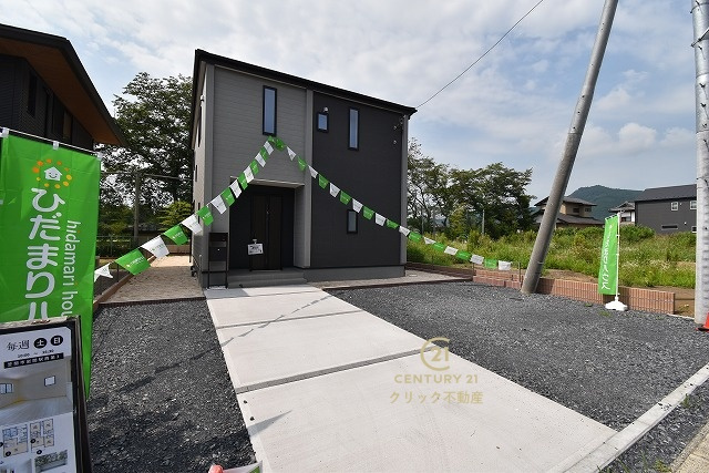 リーブルガーデン  笠間市岩間駅西　第3　2の前面道路含む現地写真|並列駐車可能です。スーパー徒歩5分、郵便局徒歩12分など生活利便性◎ですが、駐車スペースもしっかり確保されております！