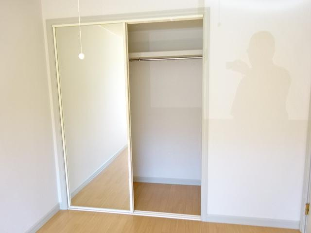 エルヴェ南小向Ａの収納|洋室クローゼット