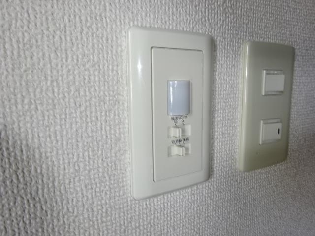 エルヴェ南小向Ａの設備|人感センサー(玄関照明)