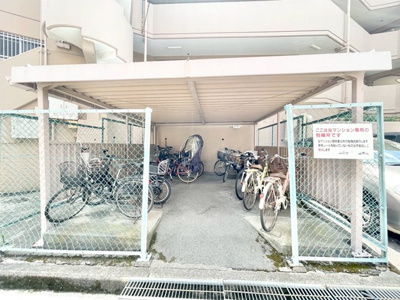 【駐輪場】 | ユニライフ千里中央 | 現在ご返済中のカーローン・カードローン・教育ローンなどを住宅ローンに一本化したり、家具家電購入費用・引越し費用を住宅ローンと組み合わせるなど、お客さまにメリットの多い住宅ローンのご提案が可能です。