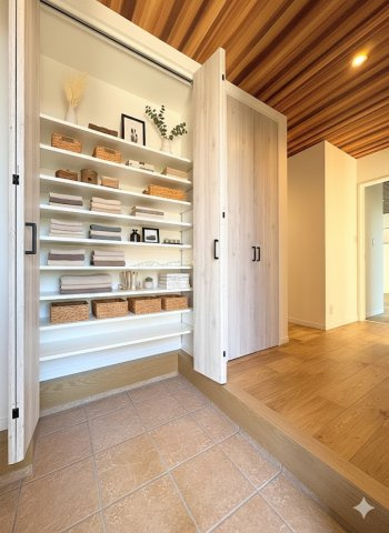 栄区東上郷町　新築戸建ての玄関|［モデルハウス］◆明るい玄関です！散らかりやすい玄関もスッキリする大容量のシューズボックス付き。