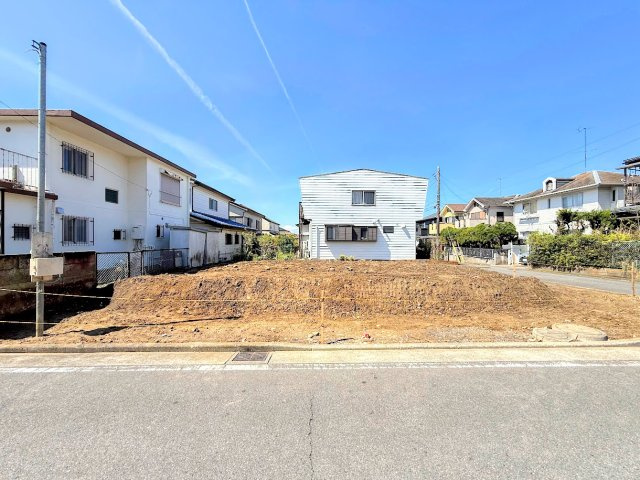 栄区東上郷町　新築戸建ての外観|◆一戸建てを中心とした街並みが整然と続き、周辺は高い建物が建っていないので、緑の多い閑静な趣を感じる環境です。街並みや周辺環境も重要なポイントです！！