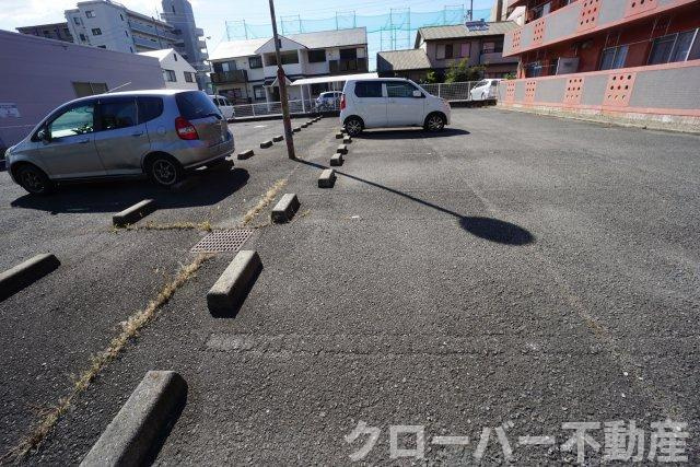 ピースフルマンションの駐車場