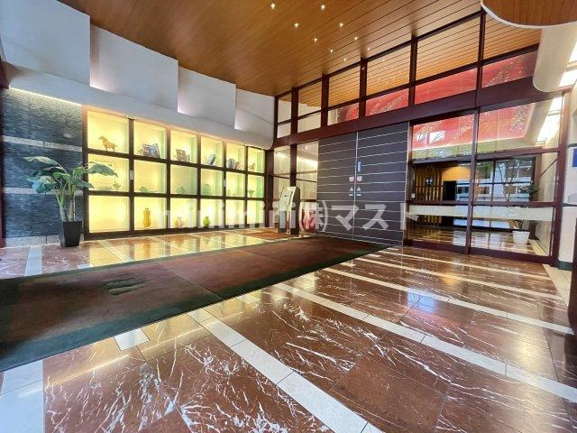 ロイヤルパークス桃坂のエントランス