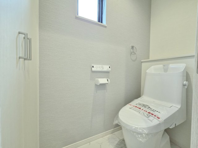 豊島区長崎6丁目のトイレ|トイレは2階にございます
小窓があり、明るく換気に優れています