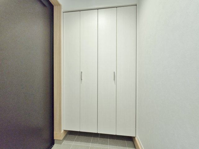 豊島区長崎6丁目の玄関|玄関にはしっかりと収納いただけるトールタイプのシューズボックス付です