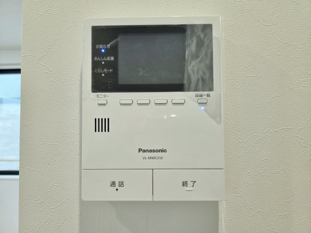 豊島区長崎6丁目のセキュリティ|【TVモニター付きインターホン】
インターホンの映像で来訪者の声と顔を確認後鍵を解錠することができるTVモニター付きインターホン
