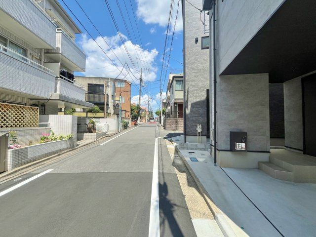 豊島区長崎6丁目の前面道路含む現地写真|前面道路は広々
5.4ｍで開放的です♪♪