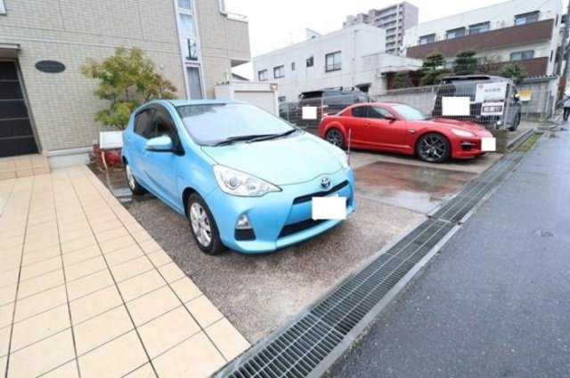 クレストフォートの駐車場