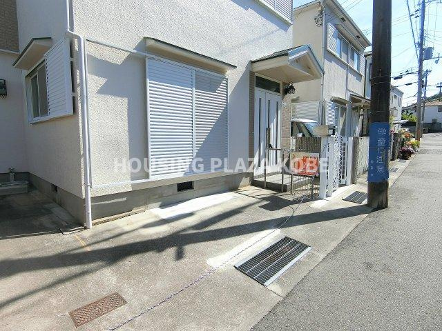 板宿町３丁目貸家の駐車場