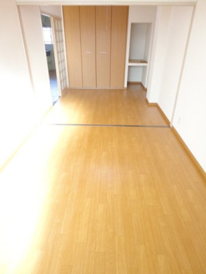 【居間・リビング】 | コーポカミカワ | 続き洋室6帖と4.5帖！