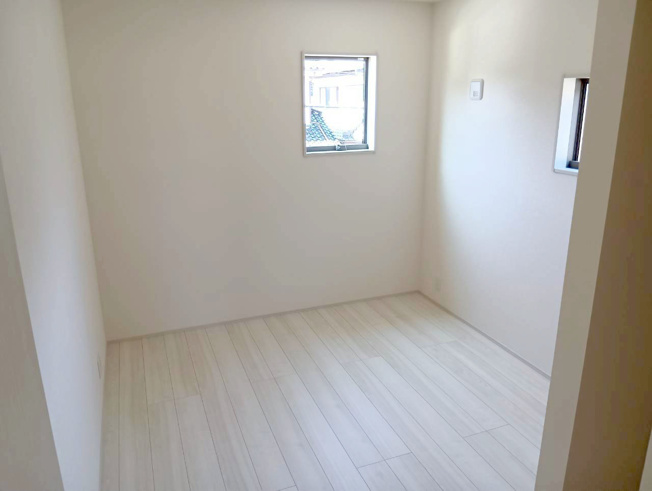【洋室】 | 清水町徳倉3期 新築建売分譲住宅 建物＋土地 TW06166 | 清水町徳倉　2号棟　２F洋室6.7帖南西　※令和8年7月9日撮影写真