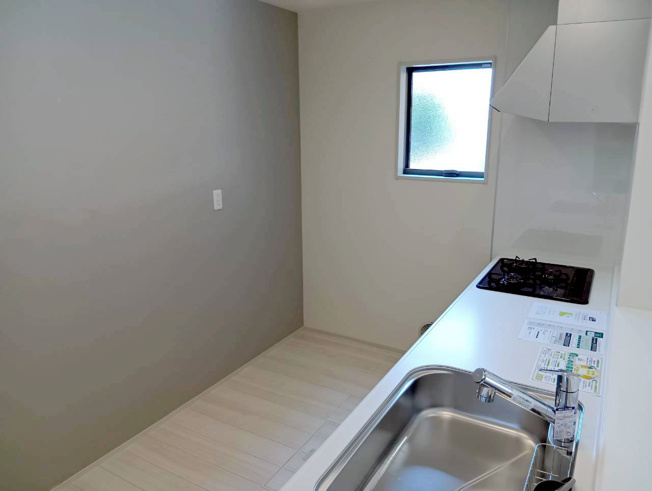 【キッチン】 | 清水町徳倉3期 新築建売分譲住宅 建物＋土地 TW06166 | 清水町徳倉　2号棟　キッチン　※令和8年7月9日撮影写真