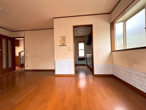 あきる野市草花　4LDK中古戸建♪の居間・リビング|半個室タイプのキッチンで、生活感をほどよく隠せる嬉しい間取りです♪