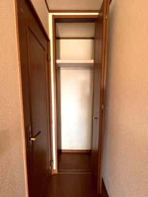 あきる野市草花　4LDK中古戸建♪の収納|廊下には天井高の収納スペースを設けており、収納力も充実しています♪