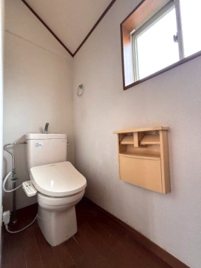 あきる野市草花　4LDK中古戸建♪のトイレ|二階トイレ
シンプルでお手入れもしやすく、気持ちよくご利用いただけます◎