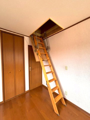 あきる野市草花　4LDK中古戸建♪の洋室|便利な屋根裏収納付きで、収納スペースをしっかり確保しております♪