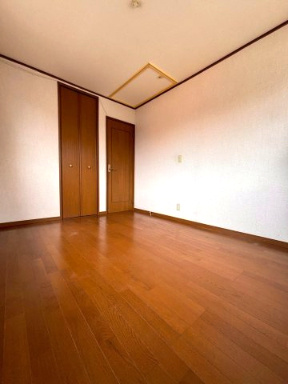 あきる野市草花　4LDK中古戸建♪の洋室|3部屋ある洋室はすべてゆとりの6帖設計♪