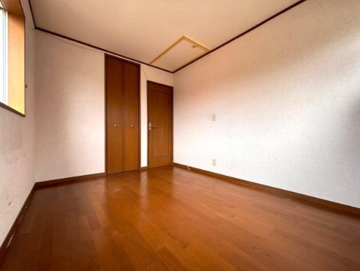 あきる野市草花　4LDK中古戸建♪の洋室|それぞれのお部屋に収納スペースを備えており、お荷物もすっきり整理していただけます☆