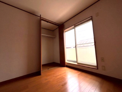 あきる野市草花　4LDK中古戸建♪の洋室|こちらの6帖の洋室にはバルコニーが付いており、明るく開放感のあるお部屋です♪
