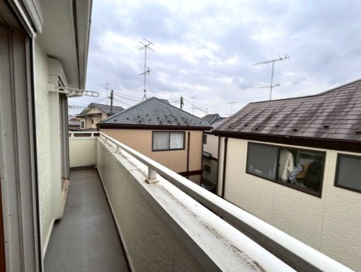 あきる野市草花　4LDK中古戸建♪のバルコニー|2部屋にまたがるワイドバルコニー付きで、開放感あふれる空間です♪