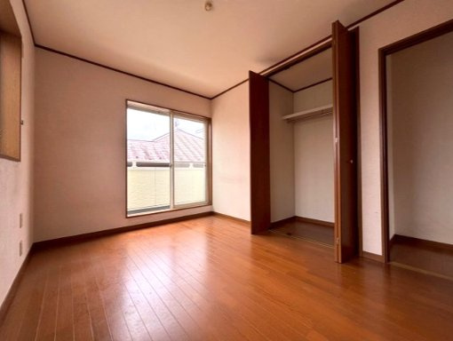 あきる野市草花　4LDK中古戸建♪の洋室|こちらの洋室からもバルコニーへ出入りできるため、毎日のお洗濯動線もスムーズです☆