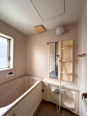 あきる野市草花　4LDK中古戸建♪の浴室|2階に洗面所とお風呂を配置した、便利な生活動線が魅力です♪
プライベート空間としてまとまっているため、落ち着いてお過ごしいただけるのも嬉しいポイントです◎