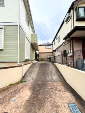 あきる野市草花　4LDK中古戸建♪|駐車場は敷地内に確保されているため、出し入れもスムーズで快適です◎