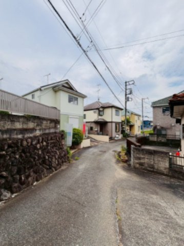 あきる野市草花　4LDK中古戸建♪の前面道路含む現地写真