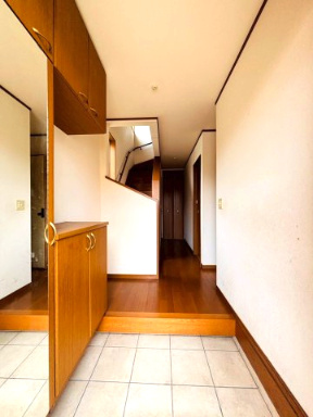 あきる野市草花　4LDK中古戸建♪の玄関|収納力たっぷりの天井高シューズクローゼット付き♪
玄関まわりをすっきりと美しく保てるので、毎日気持ちよくお出かけいただけます☆