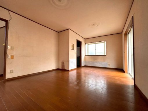 あきる野市草花　4LDK中古戸建♪の居間・リビング|大きな窓からたっぷりの陽光が差し込む、明るく開放的なリビングです♪