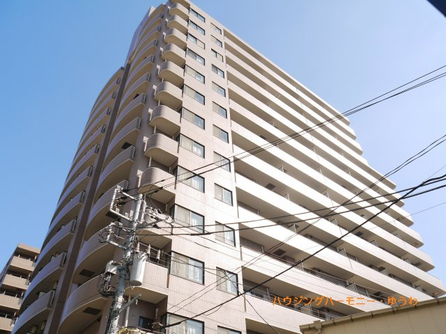 【外観】 | シーアイマンション池袋西 | 陽光浴びる外観がシンプルな外観をより際立たせ、人々の記憶に存在感を植え付けます。