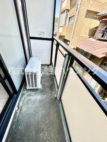 ヴィラージュみのお A棟のバルコニー