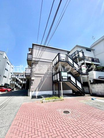 ヴィラージュみのお A棟の外観