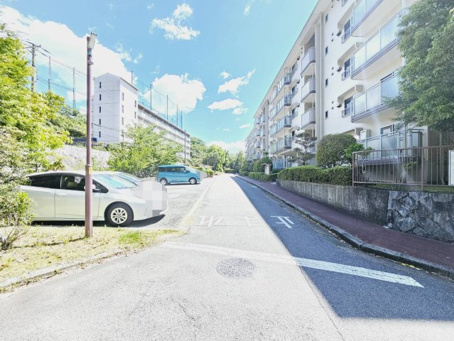 名谷25団地102号棟の駐車場