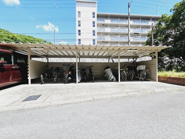 名谷25団地102号棟の駐輪場