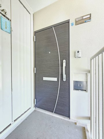 名谷25団地102号棟の玄関