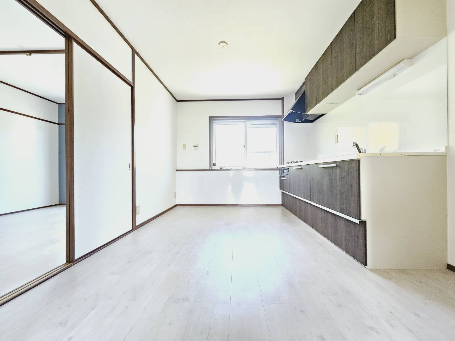 名谷25団地102号棟のキッチン|■明るいキッチンスペース