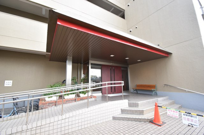 【エントランス】 | 千里山サニーハイツ | サイトに掲載されていない箇所の写真、撮影してお届けさせて頂きます！気になる物件で、見たい部分の画像が無い場合は、弊社スタッフまでご連絡下さいませ。お客様の気になる箇所を、カメラにて撮影して参ります！