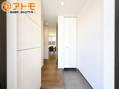 【玄関】 | 駿東郡清水町堂庭　新築一戸建て　4号棟 | 玄関は収納付きで使い勝手良好♪見た目もすっきり♪