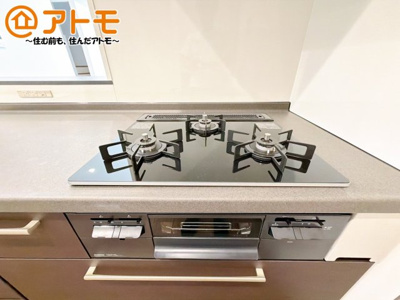 【設備】 | 駿東郡清水町堂庭　新築一戸建て　4号棟 | ３口コンロは使い勝手がよくお料理も楽しくなりそうです♪